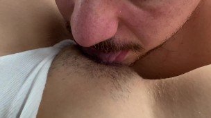 Mi mejor amigo me lame el coño en el coche de cerca al salir de la universidad