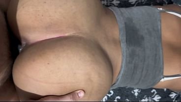 ESTILO PERRITO PERFECTO CON DELICIOSA VECINA SOLTERA AMATEUR – Doggystyle en apretado coño!!!